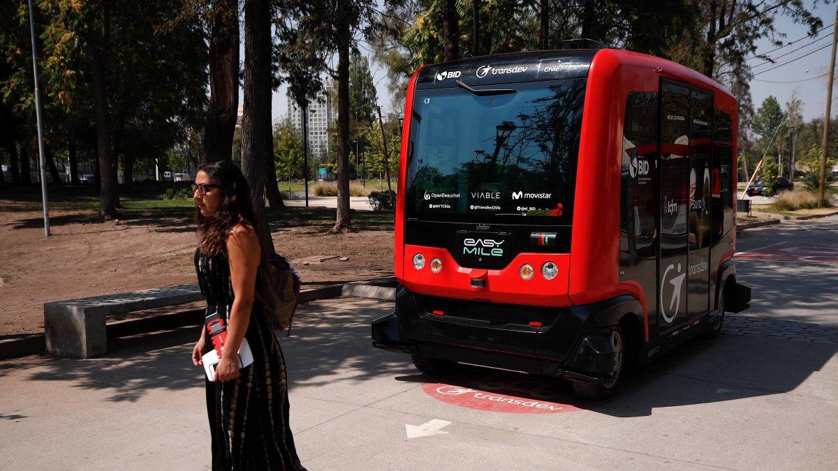 El primer vehículo autónomo de América Latina es la nueva atracción para los pasajeros estos días en el céntrico Parque O'Higgins de Santiago de Chile.
