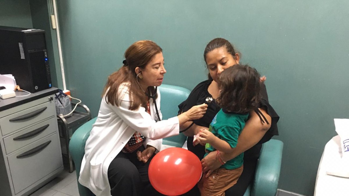 Isabel Freire revisa a Andrés, quien fue operado por un cardiopatía congénita.