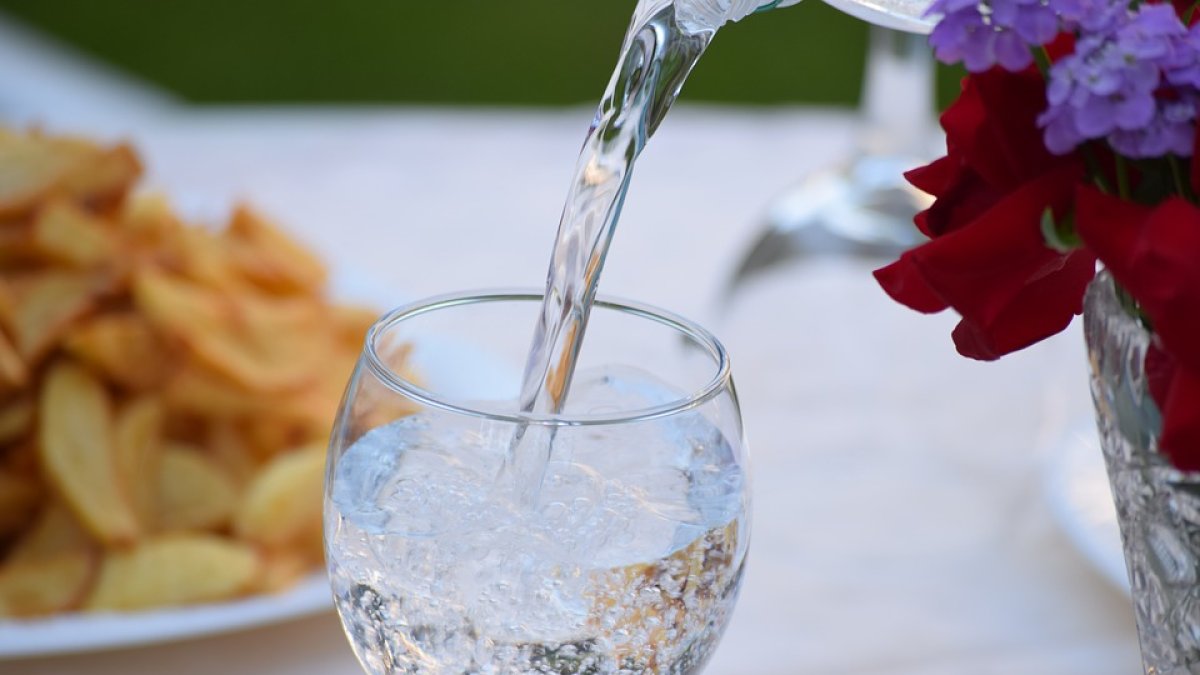 Beber agua es fundamental para el buen funcionamiento del cuerpo.