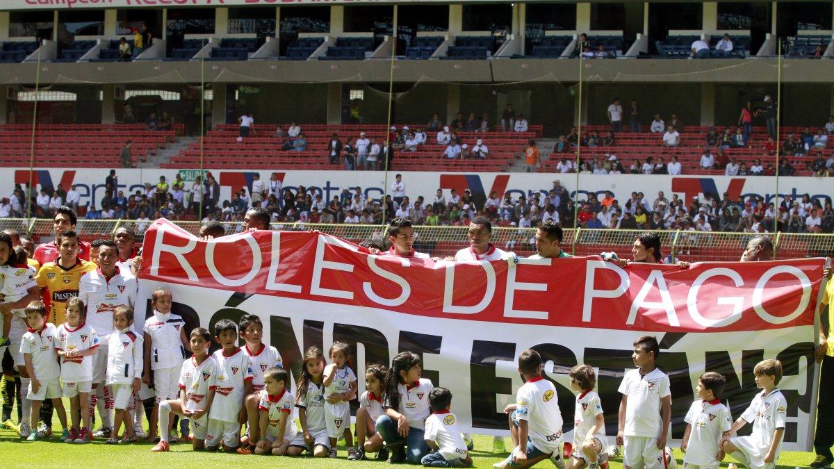 En julio de 2014 jugadores de Liga de Quito y Barcelona exigieron el pago de sueldos, en la cancha del estadio Rodrigo Paz.