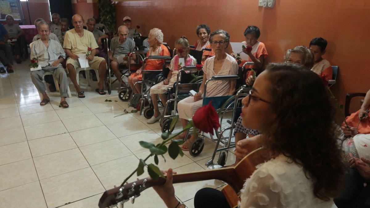 Gaby Contante canta en la Fundación Clemencia del Asilo Sofía Ratinoff.