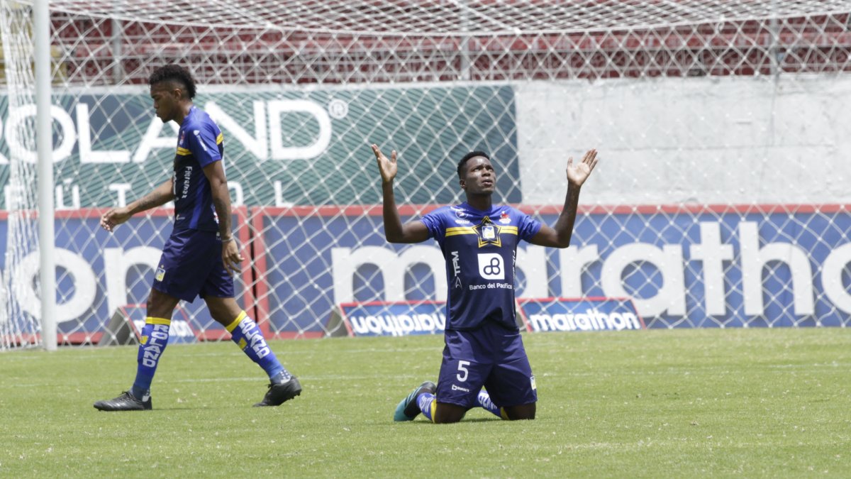 Los jugadores del Delfín festejan tras conseguir la victoria en su visita al Aucas.