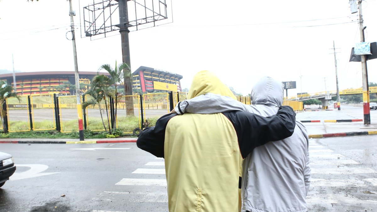 Dos hinchas de Barcelona se lamentan por lo sucedido.