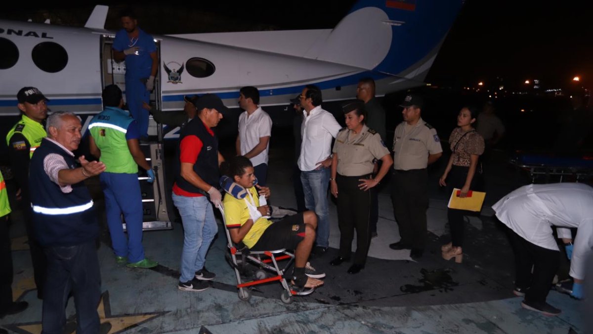 Los hinchas heridos llegaron junto al gobernador del Guayas.