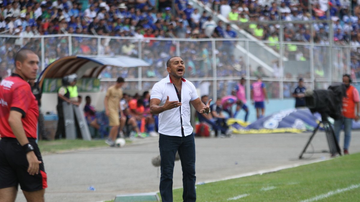 Humberto Pizarro, técnico de Orense, arremetió contra el árbitro del duelo ante el Bombillo.