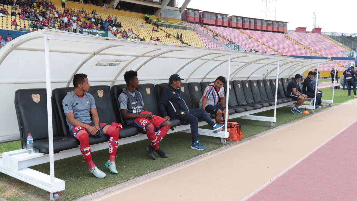Juan Lara (i) y Jorge Ordóñez (d), los dos únicos jugadores con los que contó El Nacional en el juego ante Liga de Portoviejo.
Agencia (ag-extra ag-expreso ag-quito)