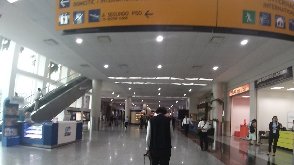 GUAYAQUIL. Nunca está quieto. Sube y baja, a veces sin hacer nada; en otras, brindando información a los viajeros.