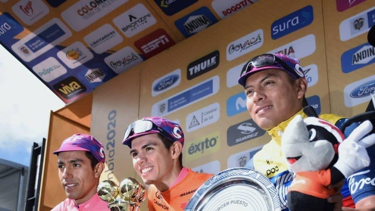 Jonathan Caicedo (d) en el podio del Tour Colombia junto a sus compañeros del EF Pro Cycling, Daniel Martínez y Sergio Higuita (c).