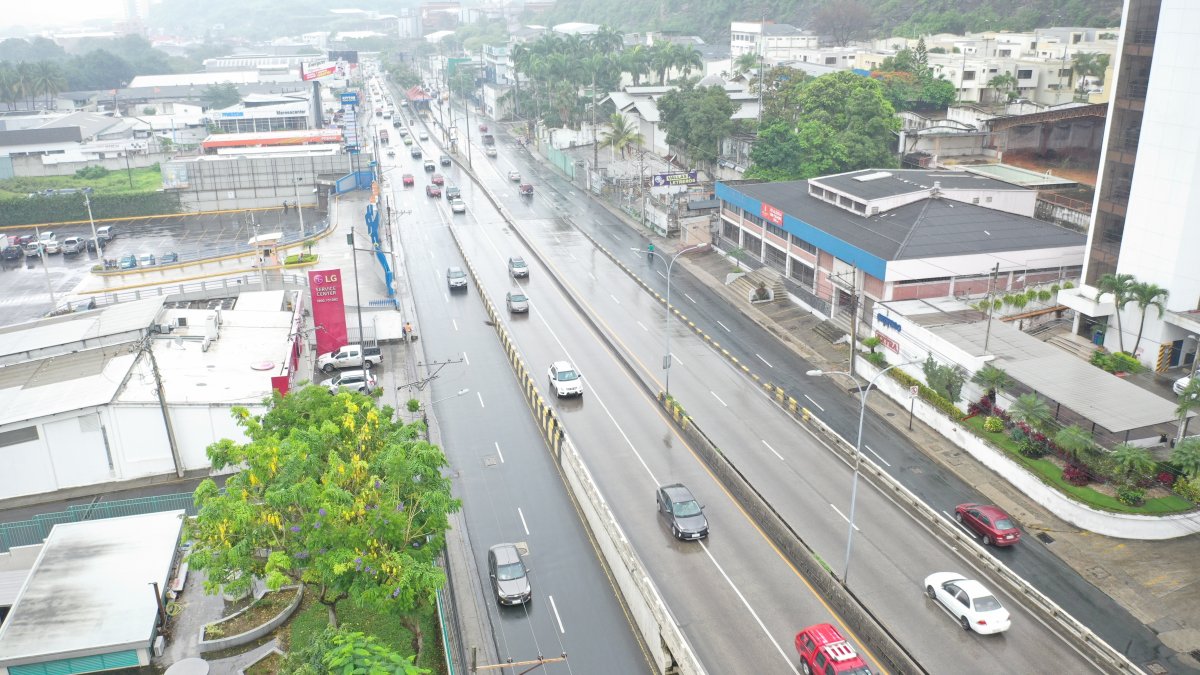 La avenida Carlos Julio Arosemena tiene pocos árboles en las aceras.