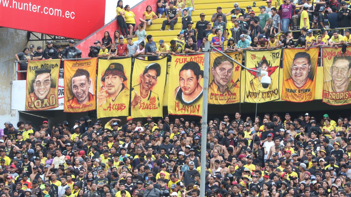 Los integrantes de la barra Sur Oscura vistieron de negro en señal de luto