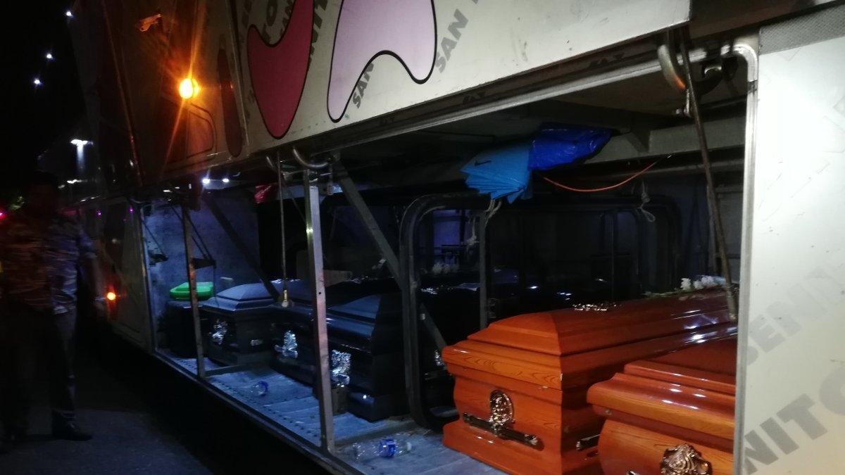 Los féretros al llegar a suelo ecuatoriano.