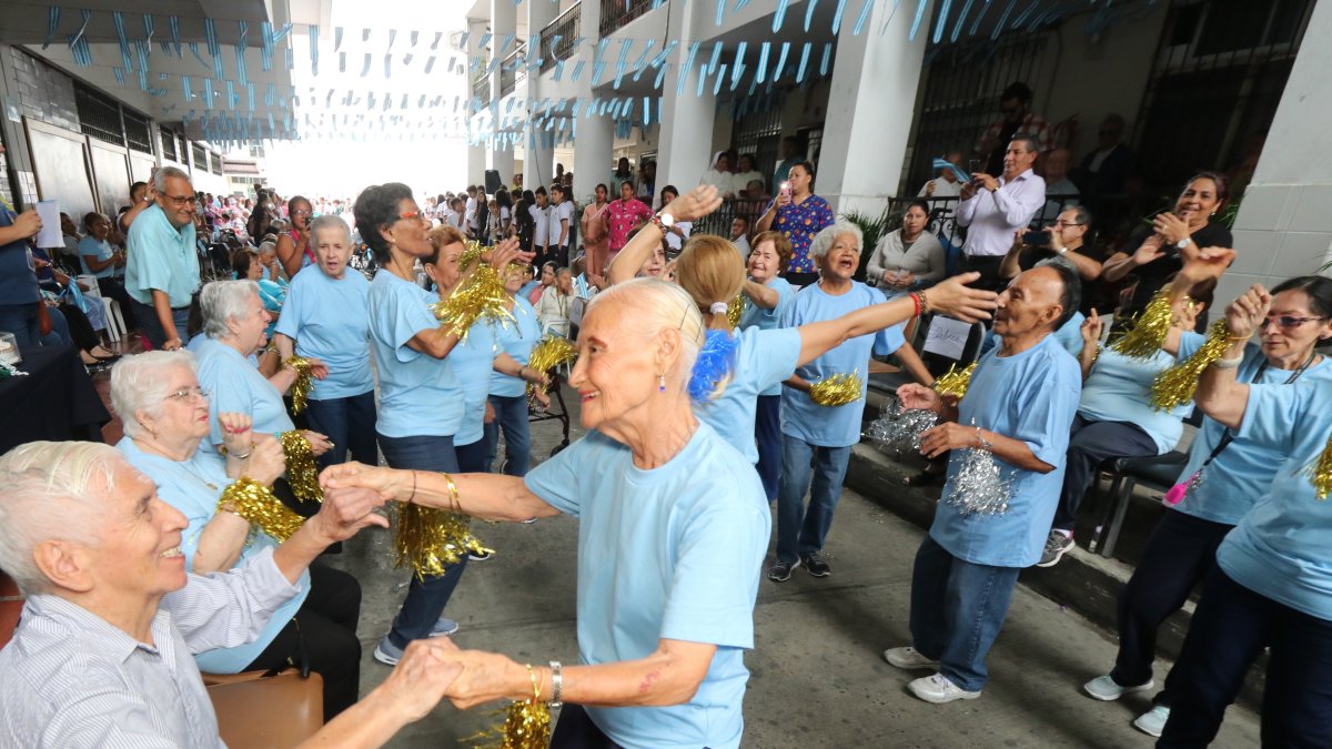 Adultos mayores realizando actividad física.