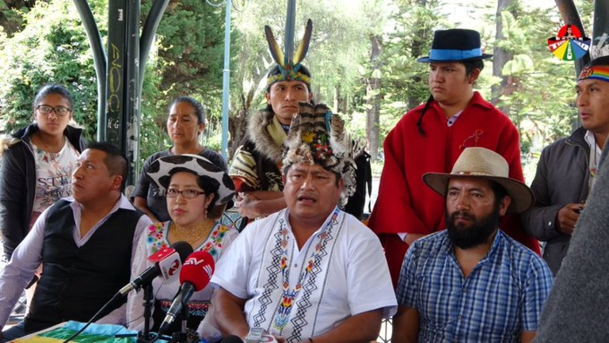 Jaime Vargas (c) brinda declaraciones a medios de comunicación en la plaza Calderón de Cuenca.