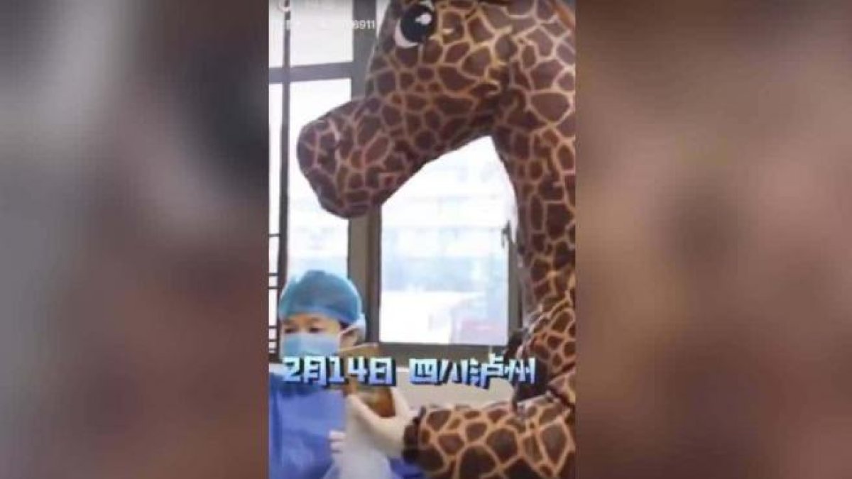 La mujer usando el disfraz junto a una enfermera