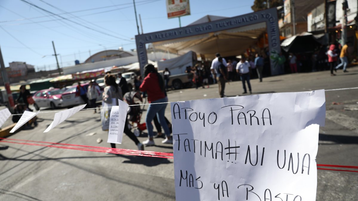 Habitantes de la comunidad de Tulyehualco, en Ciudad de México, tendieron un cordón con frases de apoyo a los familiares de Fátima, hallada sin vida cerca del lugar, este lunes en México.
