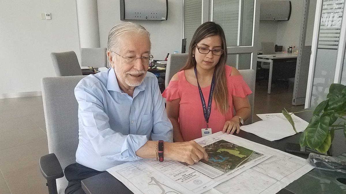 Sergio Flores y Gabriela Cuenca indican la ubicación y trazado de la futura vía.