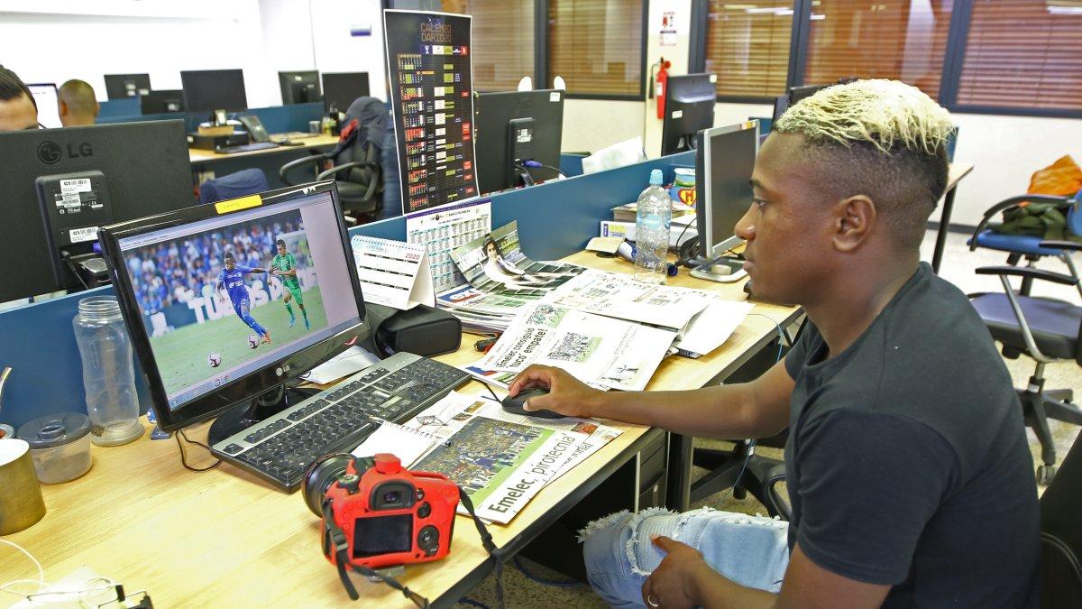 El futbolista de Emelec, Bryan Carabalí, estuvo en la redacción de Expreso y conoció a profundidad el rol del periodista.