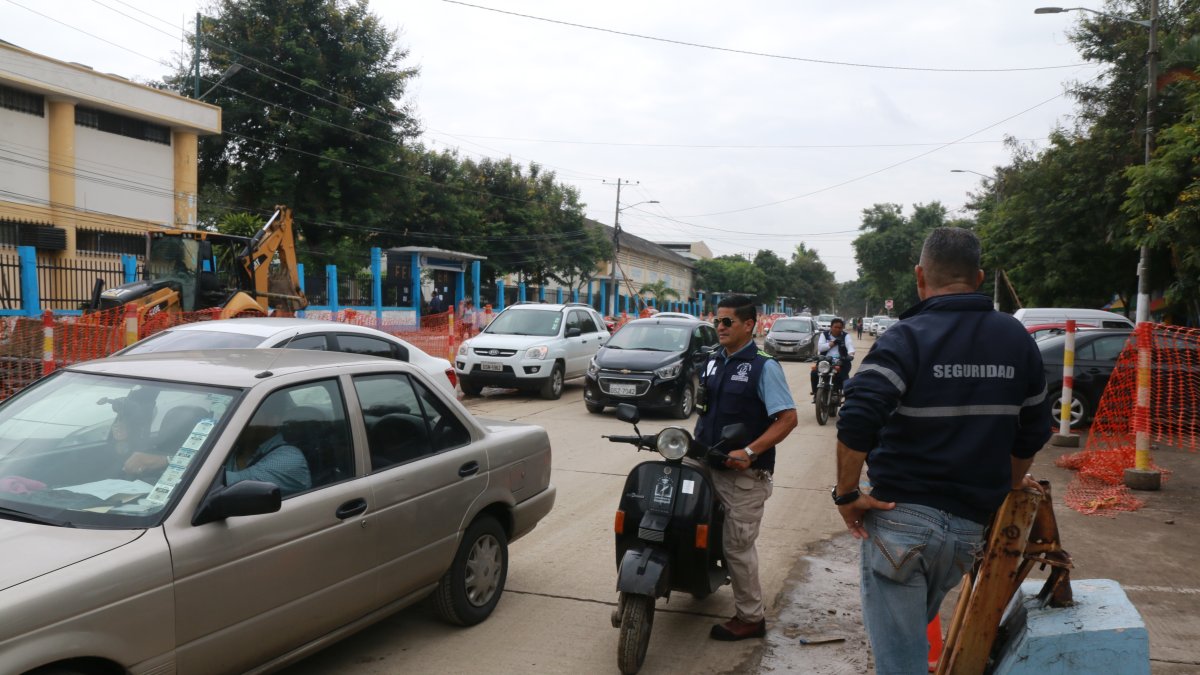 Personal contratado realiza rondas de vigilancia en los predios y en las puertas de ingreso y salida de la ciudadela,