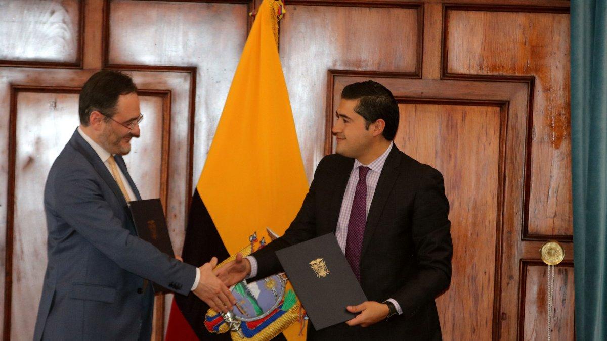 El representante del Centro de Desarrollo de la OCDE, Federico Bonaglia, junto al ministro de Ecomomía y Finanzas, Richard Martínez.