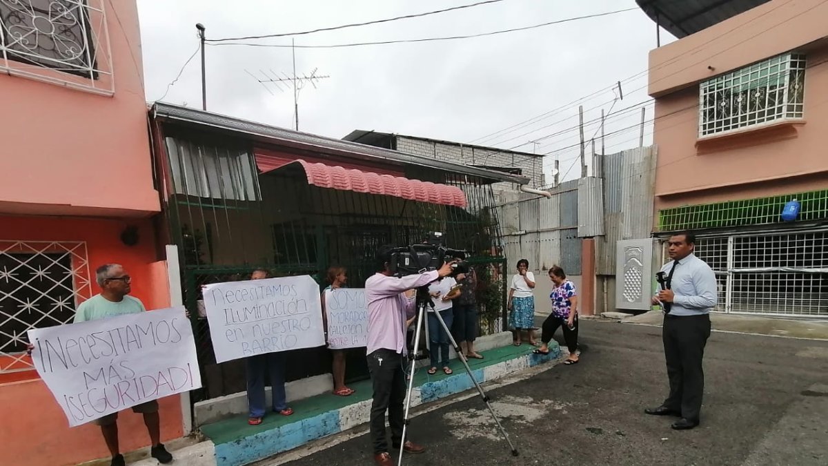 El comunicador relató que dos sujetos en moto los interceptaron y apuntaron con armas de fuego.