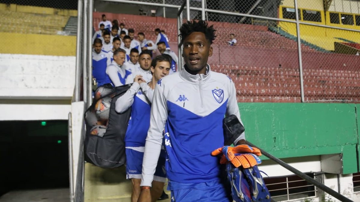 El arquero Alexander Domínguez durante el reconocimiento del estadio del Aucas por parte del plantel de Vélez Sarsfield.