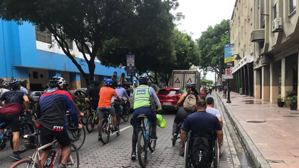 Masa Crítica realiza constantes recorridos en bicicleta por la ciudad.