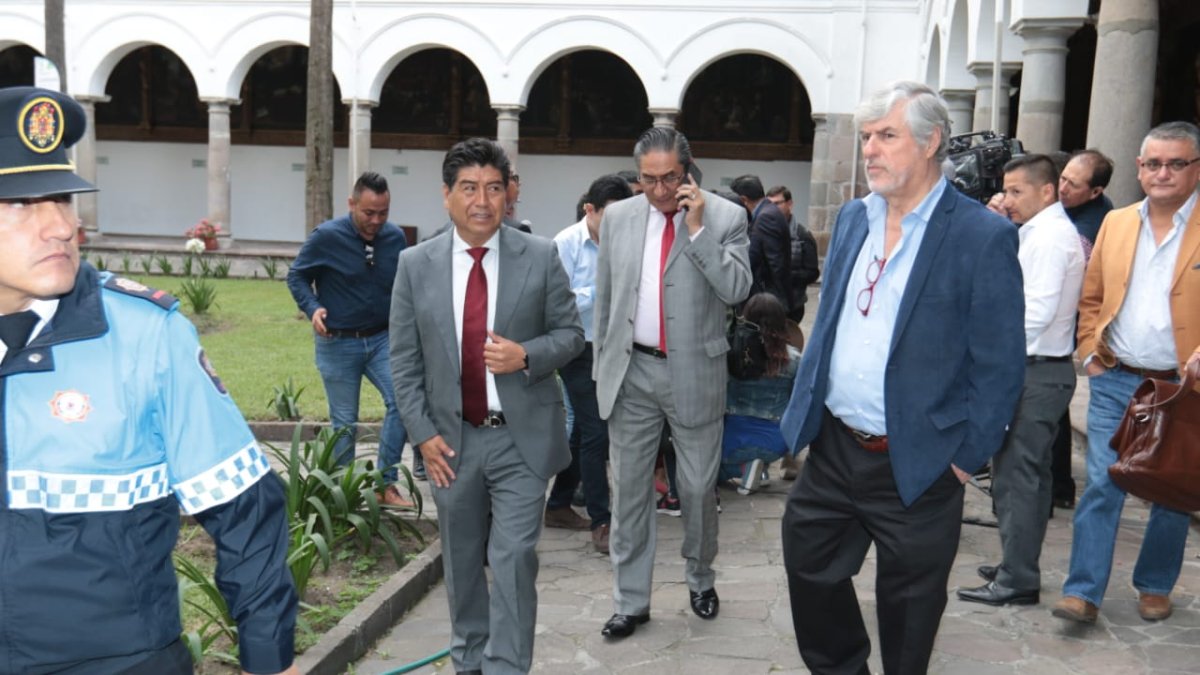 El alcalde de Quito Jorge Yunda (i) pidió una serie de medidas para evitar la propagación del coronavirus.Romo respondió antes de que haya una decisión oficial.