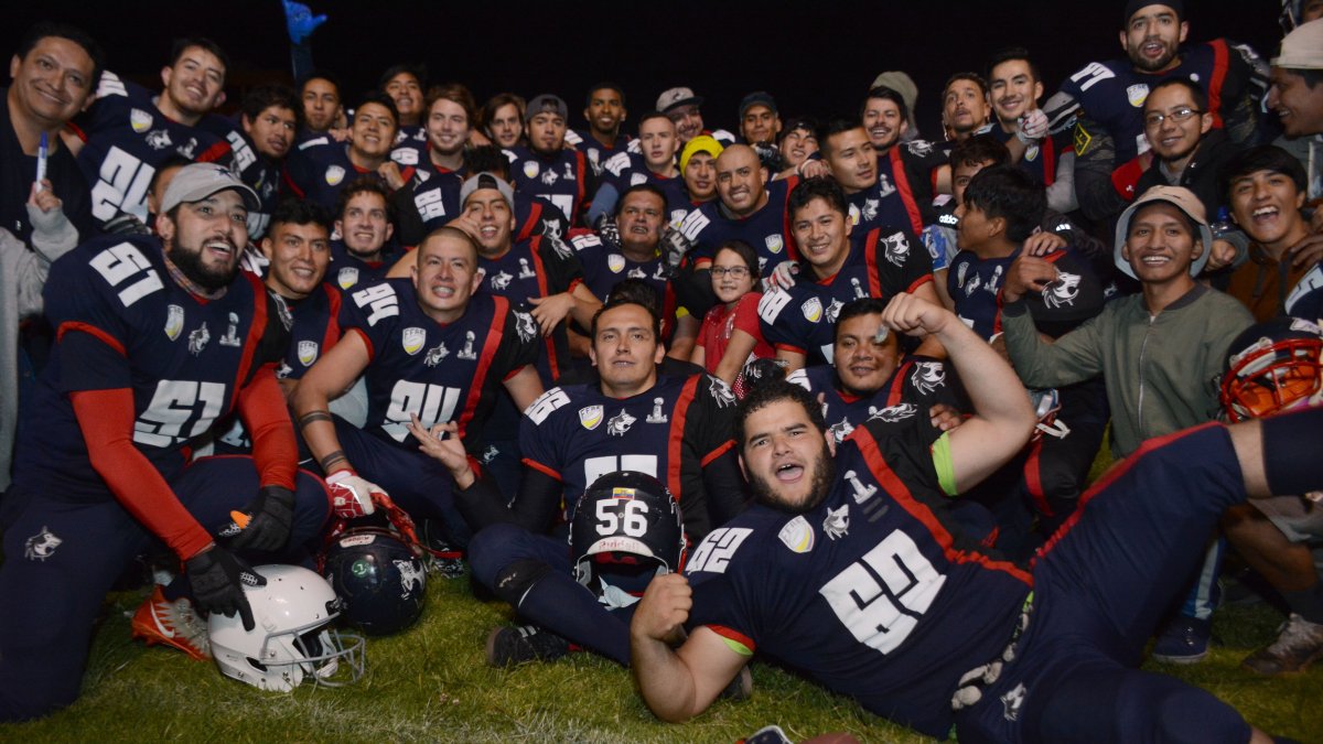 La Manada celebró tras recibir el trofeo como campeones de la Copa de Asociación de Fútbol Americano de Pichincha.