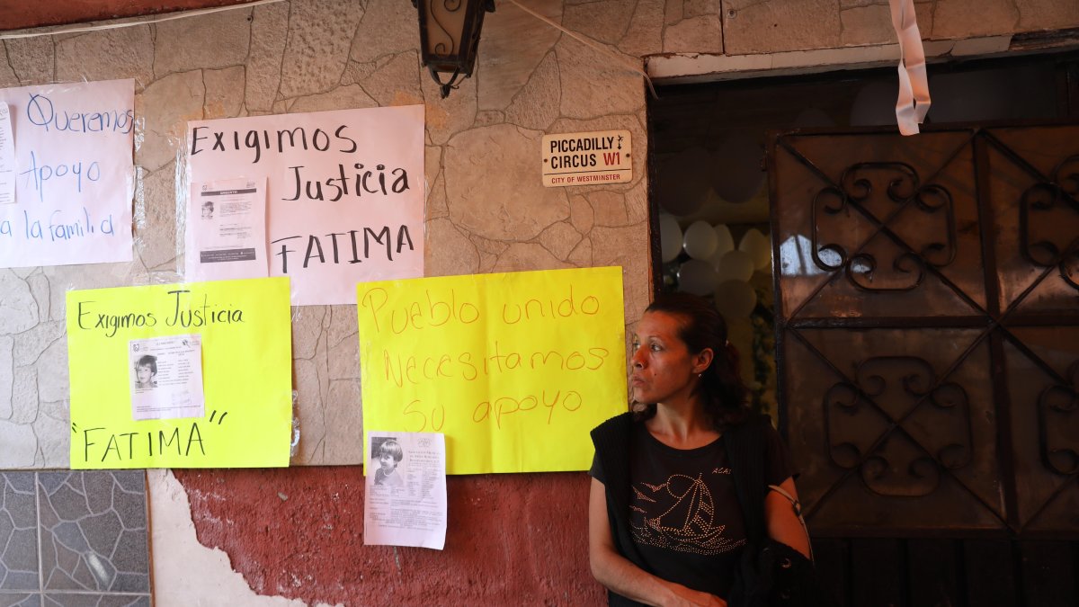 Habitantes de la comunidad de Tulyehualco tendieron un cordón de apoyo a los familiares de Fátima, hallada sin vida cerca del lugar, este lunes en México.