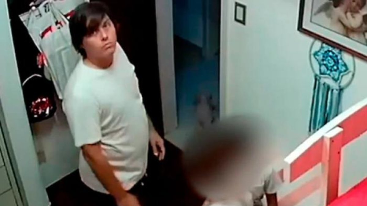 El abusador fue captado en video.