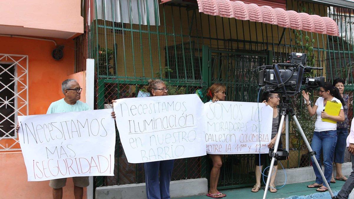 Con carteles, los moradores del sur piden ayuda para frenar a la delincuencia.