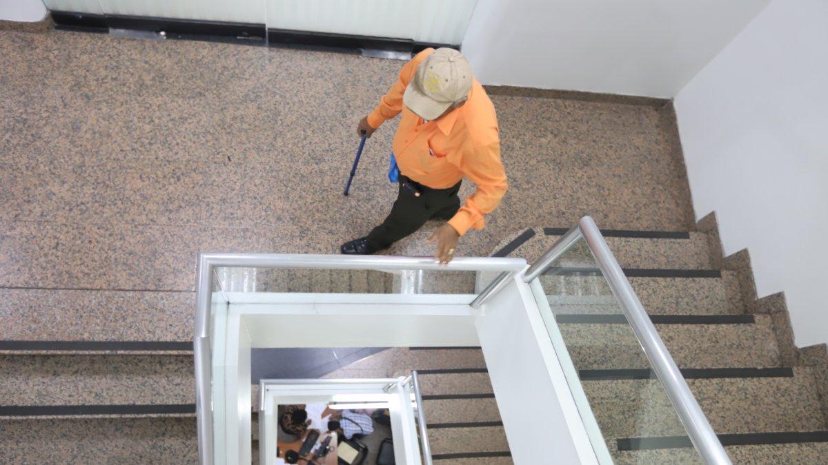 Los usuarios llegan cansados hasta los últimos pisos del edificio donde funciona la Defensoría del Pueblo, cuyo elevador está dañado.