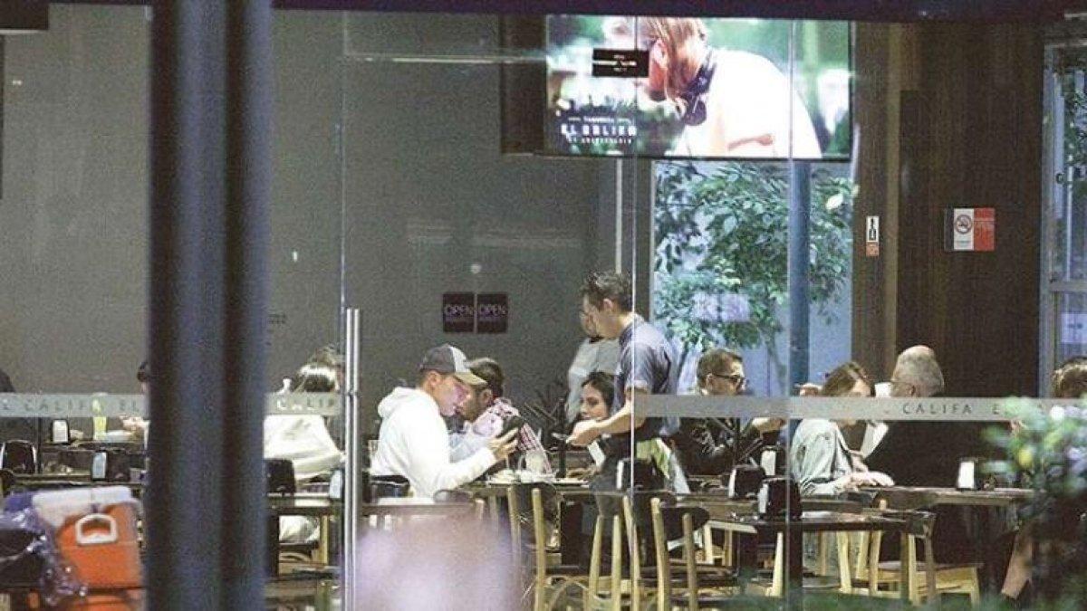 La pareja fue sorprendida en un restaurante de comida mexicana.