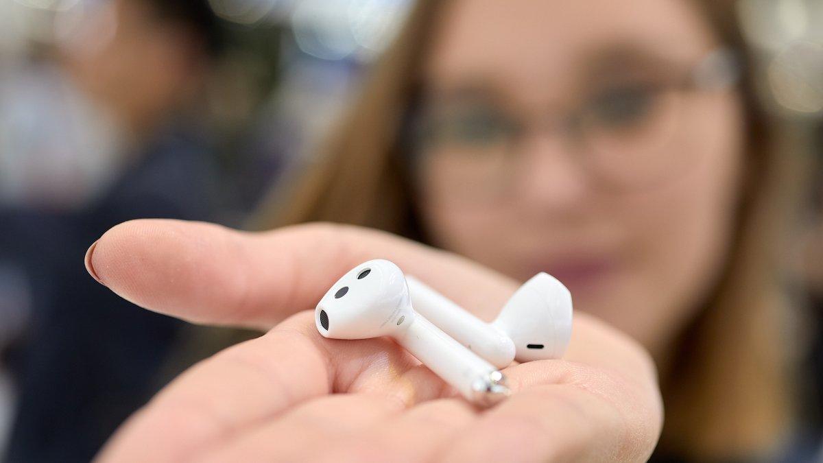 La batería de los FreeBuds ofrece 4 horas de reproducción continua, mientras que su carcasa los dota de 16 horas de duración adicional.