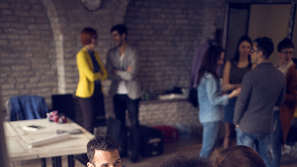 Charlar con las demás personas favorece su salud mental.