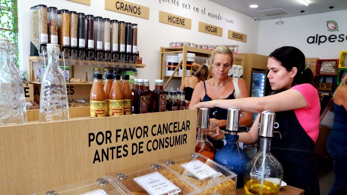 Negocio. La tienda Al Peso se especializa en la comercialización de productos al granel, orgánicos y ecológicos.