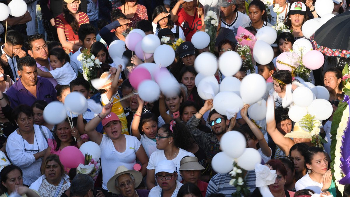 Personas asisten al entierro de la niña de siete años cuyo cuerpo fue encontrado durante el fin de semana con signos de tortura. 