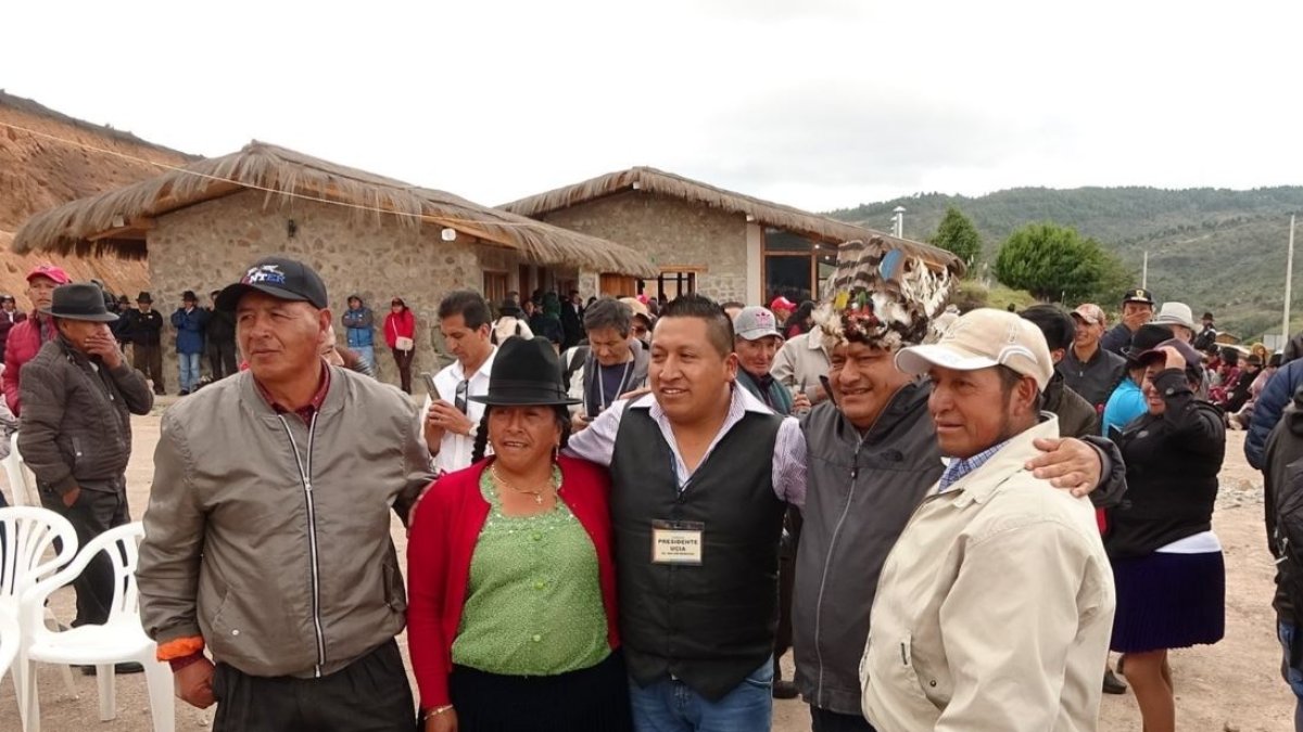 El presidente de la Conaie (segundo de la derecha) en el reciente Parlamento de los Pueblos en Azuay.