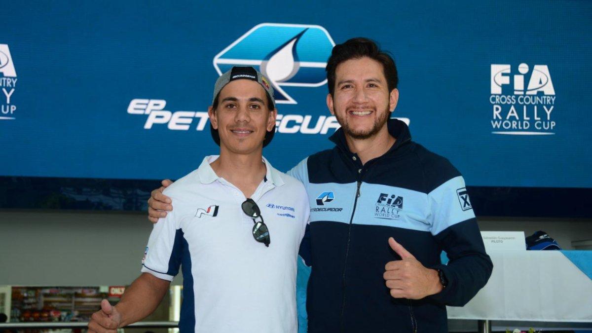El piloto Sebastián Guayasamín (d) viajó a Catar para participar en la primera válida del Mundial de rally cross country, que cuenta con el aval de la Federación Internacional de Automovilismo.