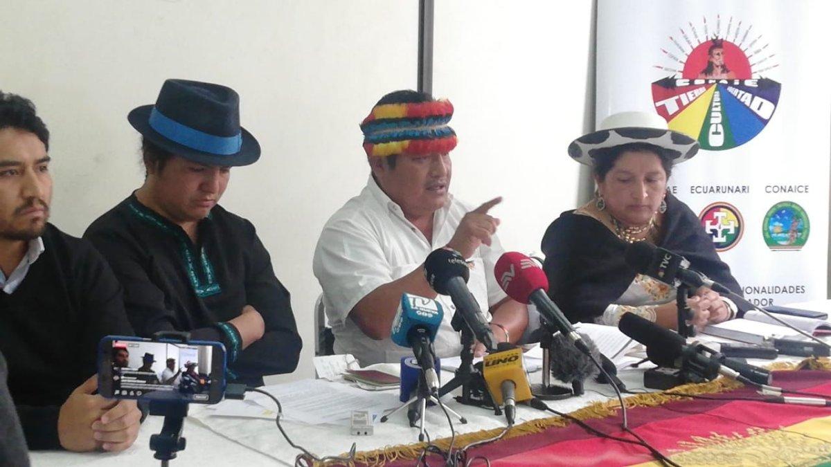 Jaime Vargas dio una conferencia de prensa junto a Apawki Castro y Luisa Lozano.