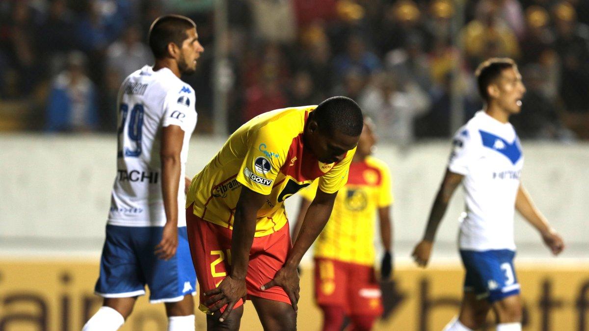 Jugadores de Aucas después de quedar fuera de Copa Sudamericana en el estadio Gonzalo Pozo de Quito.