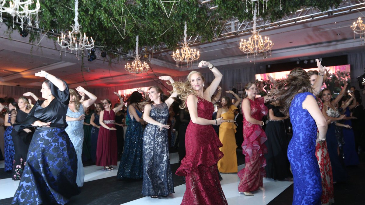 La coreografía les significó un mes de práctica, dirigidas por Marcela Sacoto, Alice Granda, Martha Martínez, Adriana Bigalli, María Claudia Santos, Claudia Baquerizo y Andrea Blanco.