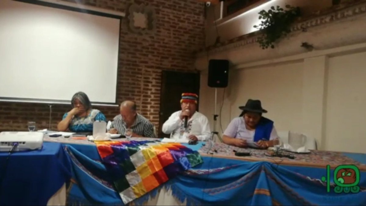 Vargas en el evento en Guatemala. Es una captura de video. En la esquina inferior derecha se puede ver el logo de la Coordinación y Convergencia Nacional Maya Waqib' Kej, organización que lo invitó.