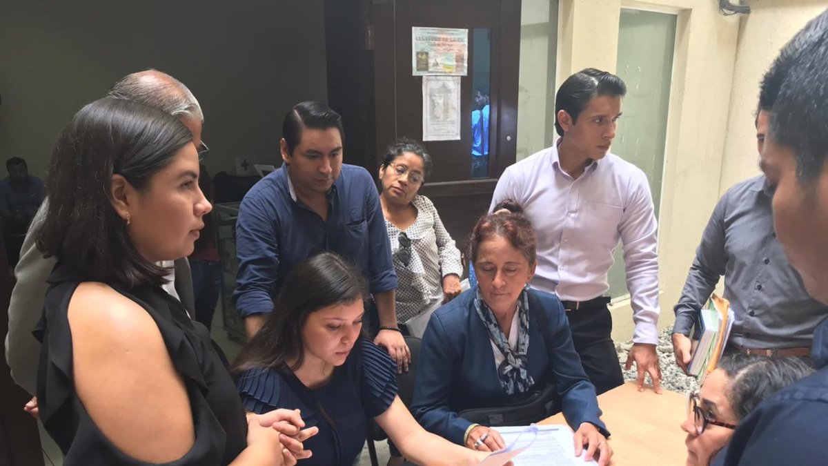 La coordinadora de la Defensoría del Pueblo en reunión junto a los estudiantes.