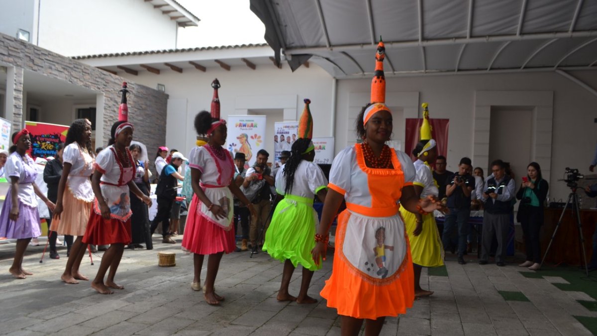 Ritmo. El baile de la botella es un ícono en el Valle del Chota, una danza que disfrutarán quienes visiten la provincia de Imbabura