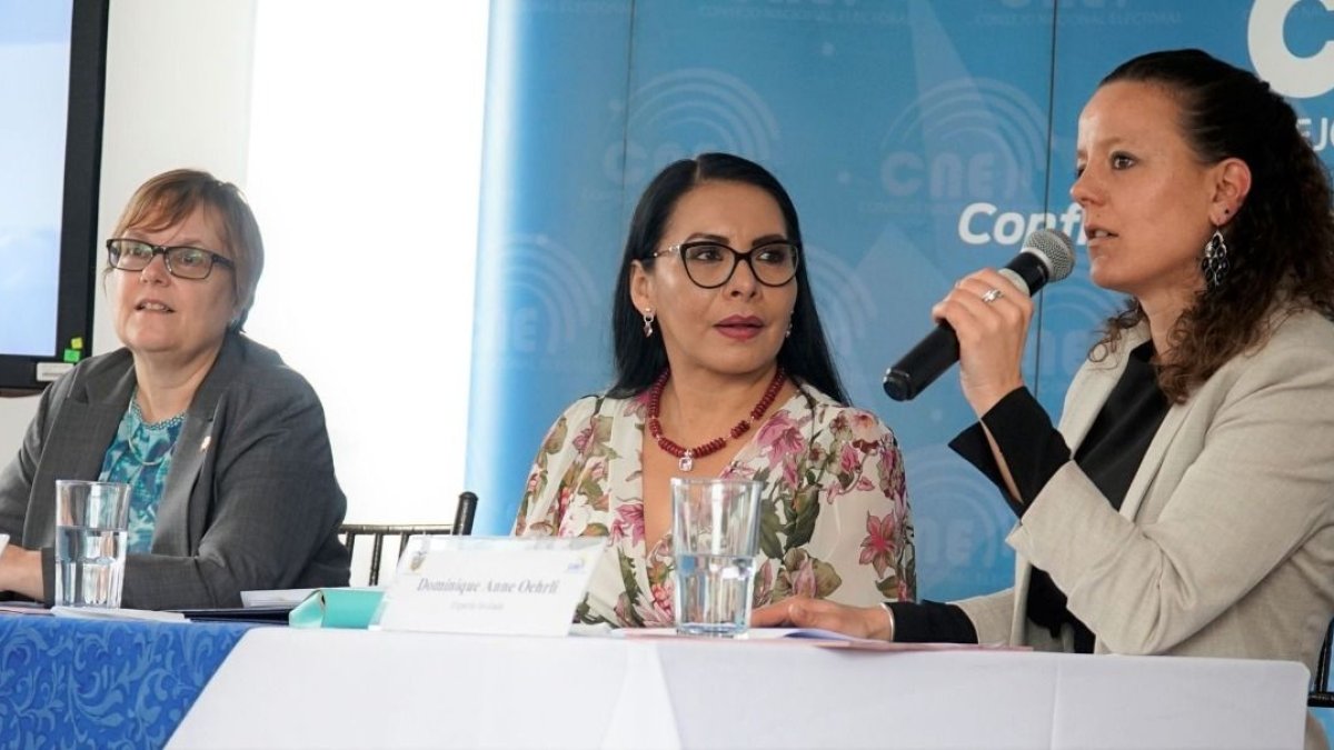 La presidenta del CNE, Diana Atamaint, se reunió ayer con la investigadora electoral suiza, Dominique Anne Oehrli.