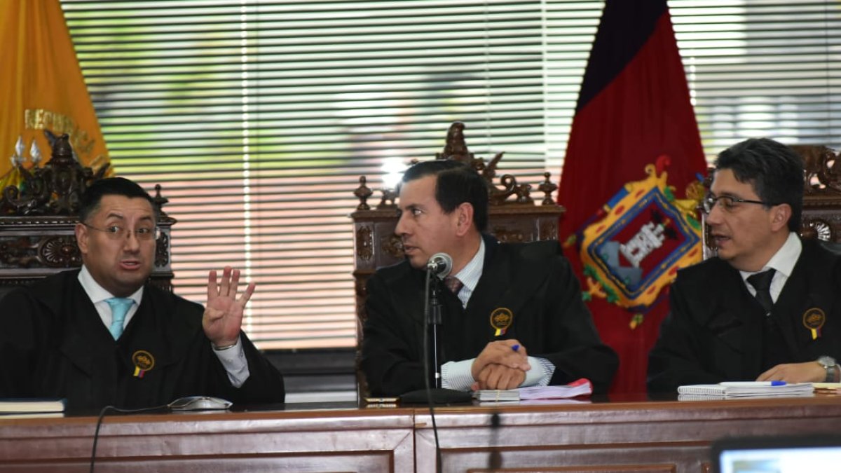Acto. Iván Saquicela, Iván León y Marco Rodríguez, miembros del tribunal.