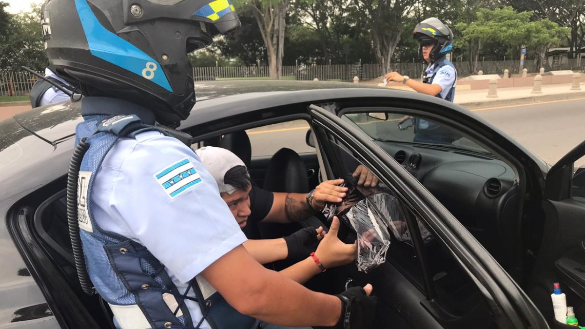 Se sancionó con una muleta de 100 dólares a 30 conductores por infracciones como mantener en las ventanas del carro películas antisolares.