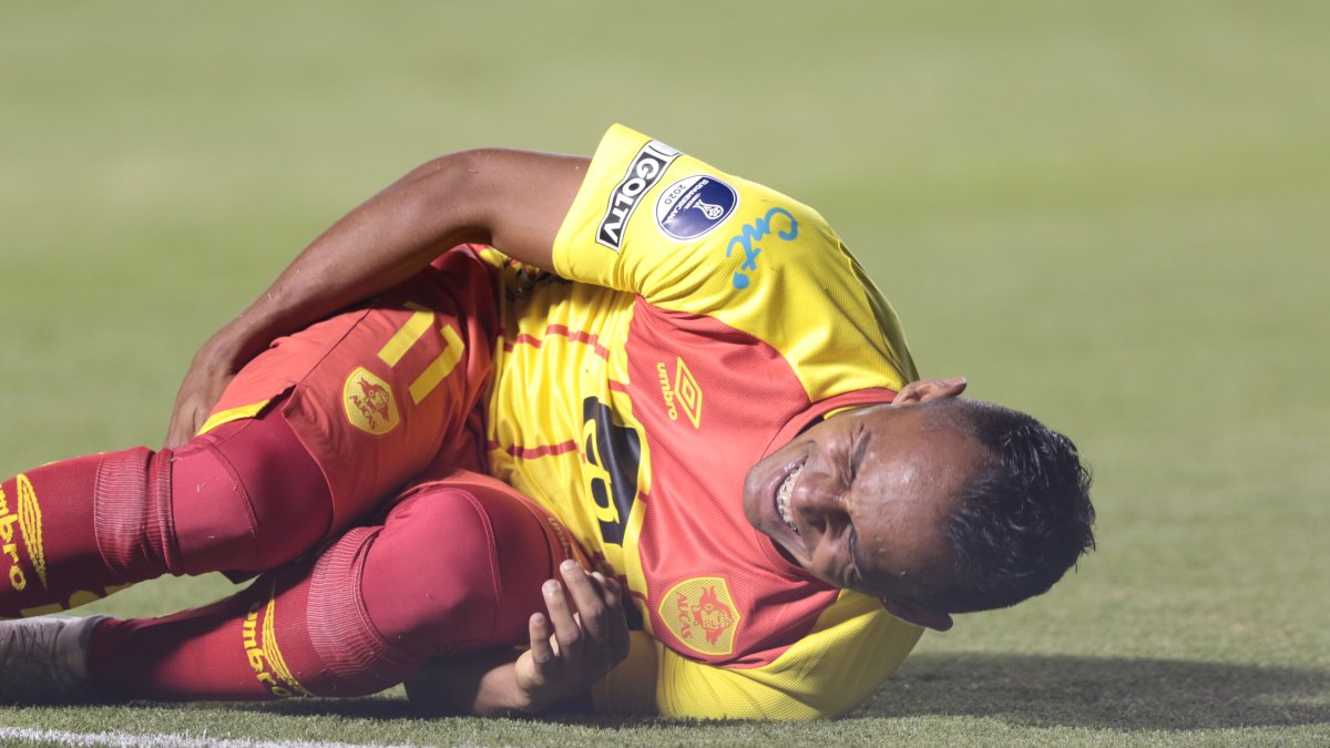 El momento de la lesión que sufrió Enson Rodríguez en el partido del martes 18 de febrero de 2020.