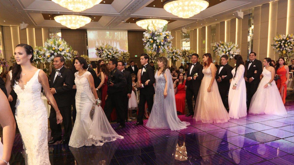 Como es tradición, los jóvenes ingresaron del brazo de sus padres.